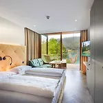 ホテル Amerika-holzer & 4*